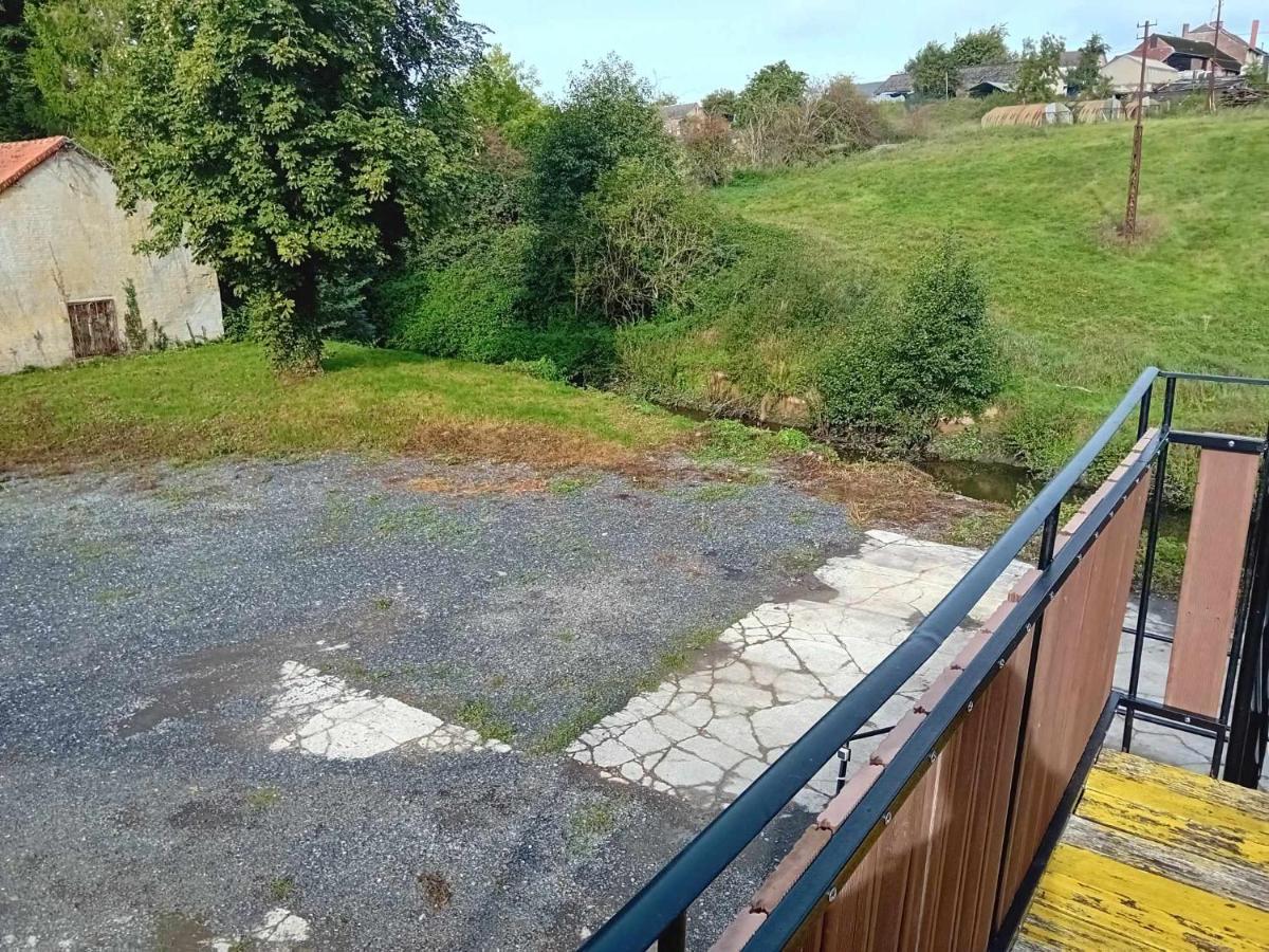 Grand Appartement Avec Terrasse Wignehies Exterior foto